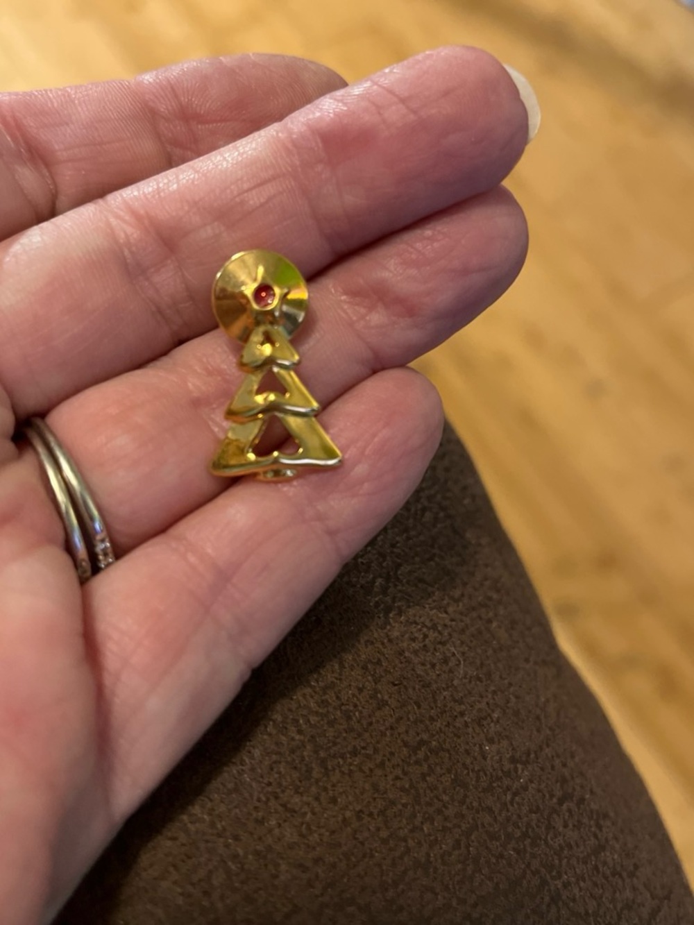 Goldtone tree brooch with red stone 1758